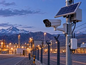 Cámara de vigilancia con alimentación solar para un perímetro industrial.